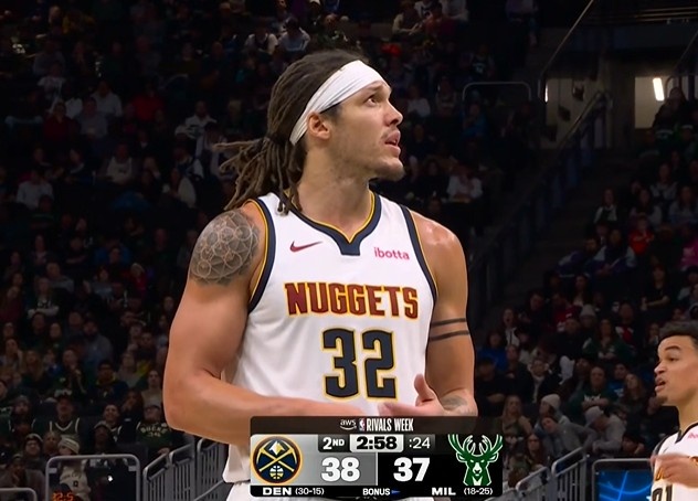 百家乐官网-里外里差不少！戈登进攻犯规 掘金挑战成功阻挡2+1