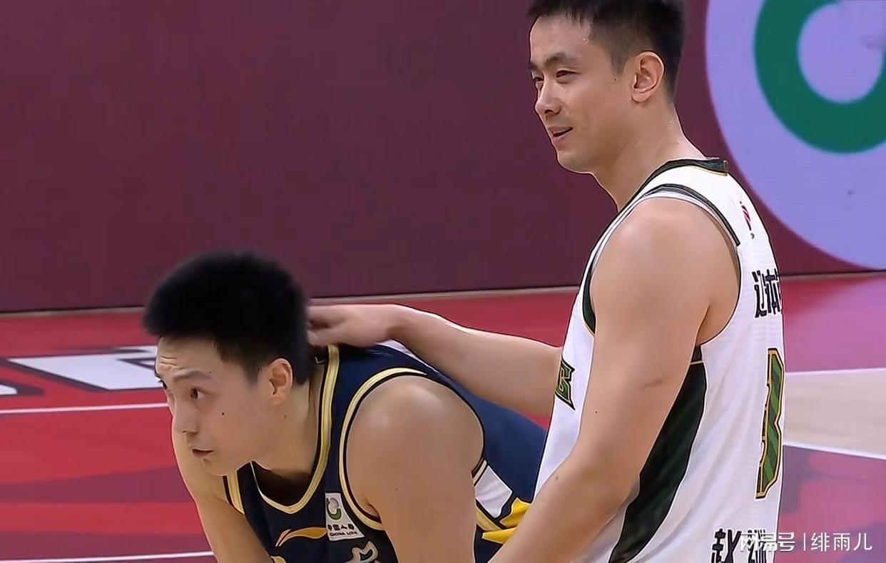 三大国手“逼宫”杜锋？广东主场惨败辽宁男篮，宏远老板提前离场